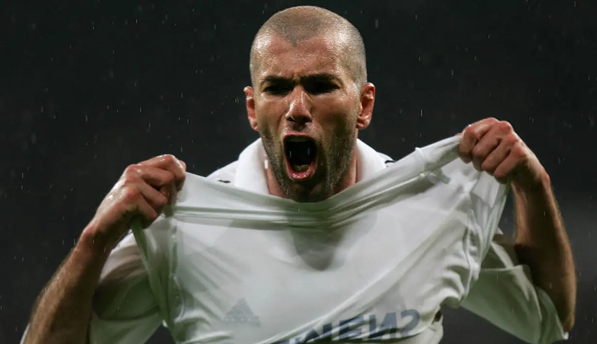 Zinedine Zidane - Pria yang kini menjabat sebagai pelatih Real Madrid itu sukses tiga kali meraih Ballon d'Or. Mantan pesepak bola Prancis itu meraihnya kala berkostum Juventus dan juga Los Blancos. (AFP/Philippe Desmazes)