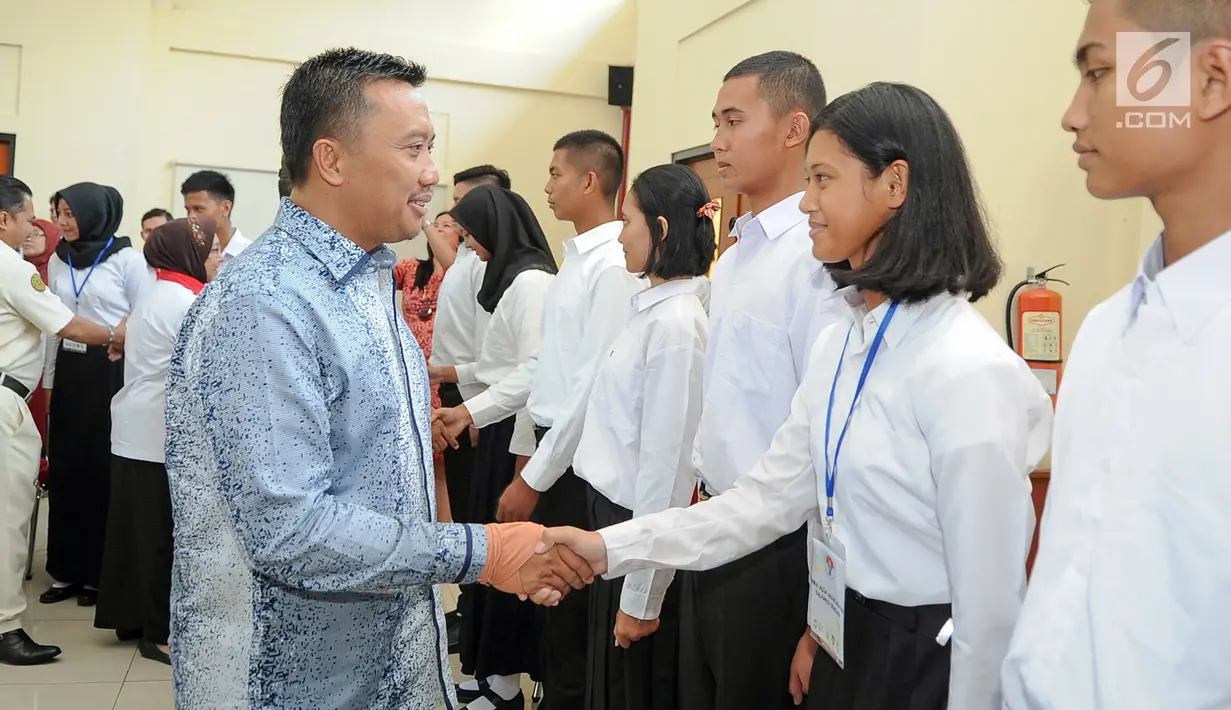Menpora Imam Nahrawi menyalami calon Paskibraka Nasional 2017 usai pembukaan Pemusatan Pendidikan dan Pelatihan (Pusdiklat) di PP-PON Cibubur, Jakarta, Rabu (26/7). Pusdiklat Paskibraka Nasional 2017 dibuka oleh Menpora. (Liputan6.com/Yoppy Renato)