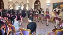 Grup musik Jepang, AKB48 tampil di hadapan PM Thailand, Prayut Chan-O-Cha di Gedung Pemerintahan di Bangkok, Kamis (13/8). Keenam member AKB48 menari dengan lagu populer mereka yang berjudul Koi Suru Fortune Cookie. (HO/ROYAL THAI GOVERNMENT/AFP)