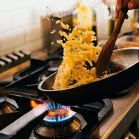 Ilustrasi memasak nasi goreng. (Pexels.com/Anna Tarazevich)