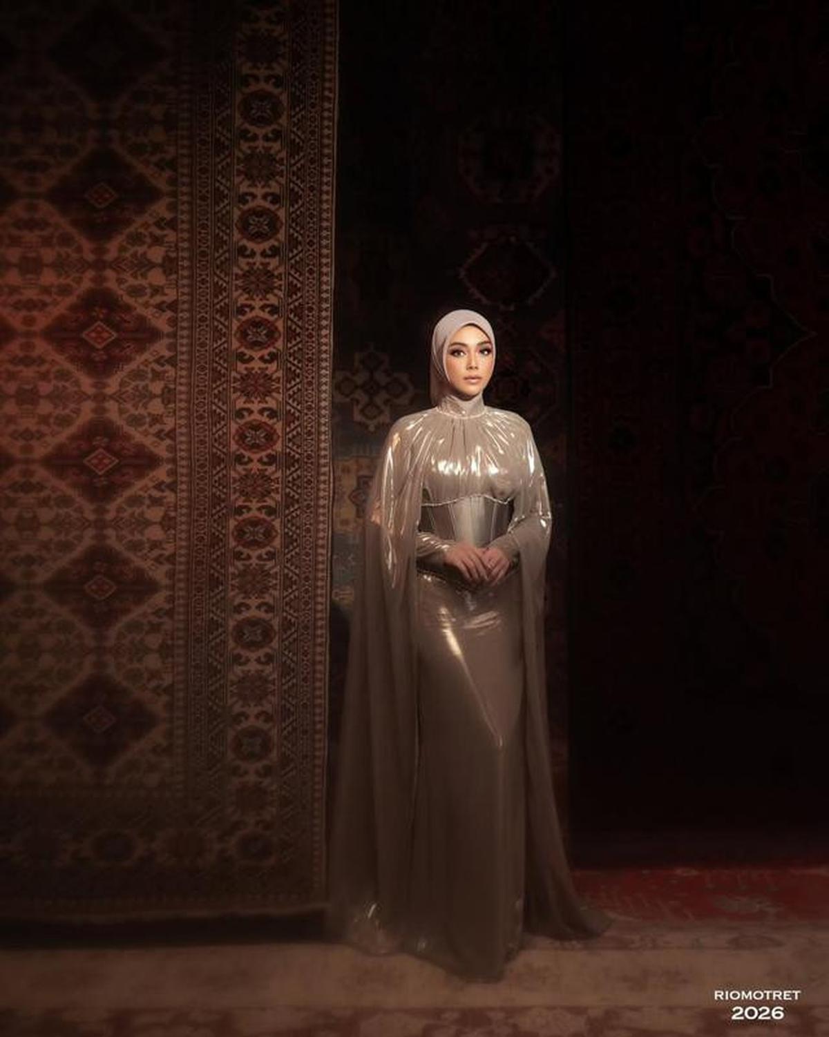 8 Potret Celine Evangelista Pakai Gaun Cape Elegan, Tampil Anggun dalam Balutan Hijab yang Menawan