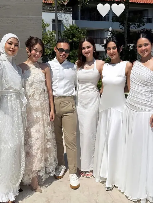 Rebecca hadir dengan gaun halter berpotongan maxi yang dipercantik dengan aksen bunga 3D. Sentuhan detail ini memberi efek dramatis namun tetap romantis.