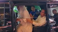 Momen Kocak Jokowi Pangku Iriana karena Isi Mobil Penuh Cucu. (YouTube Daerah Solo)