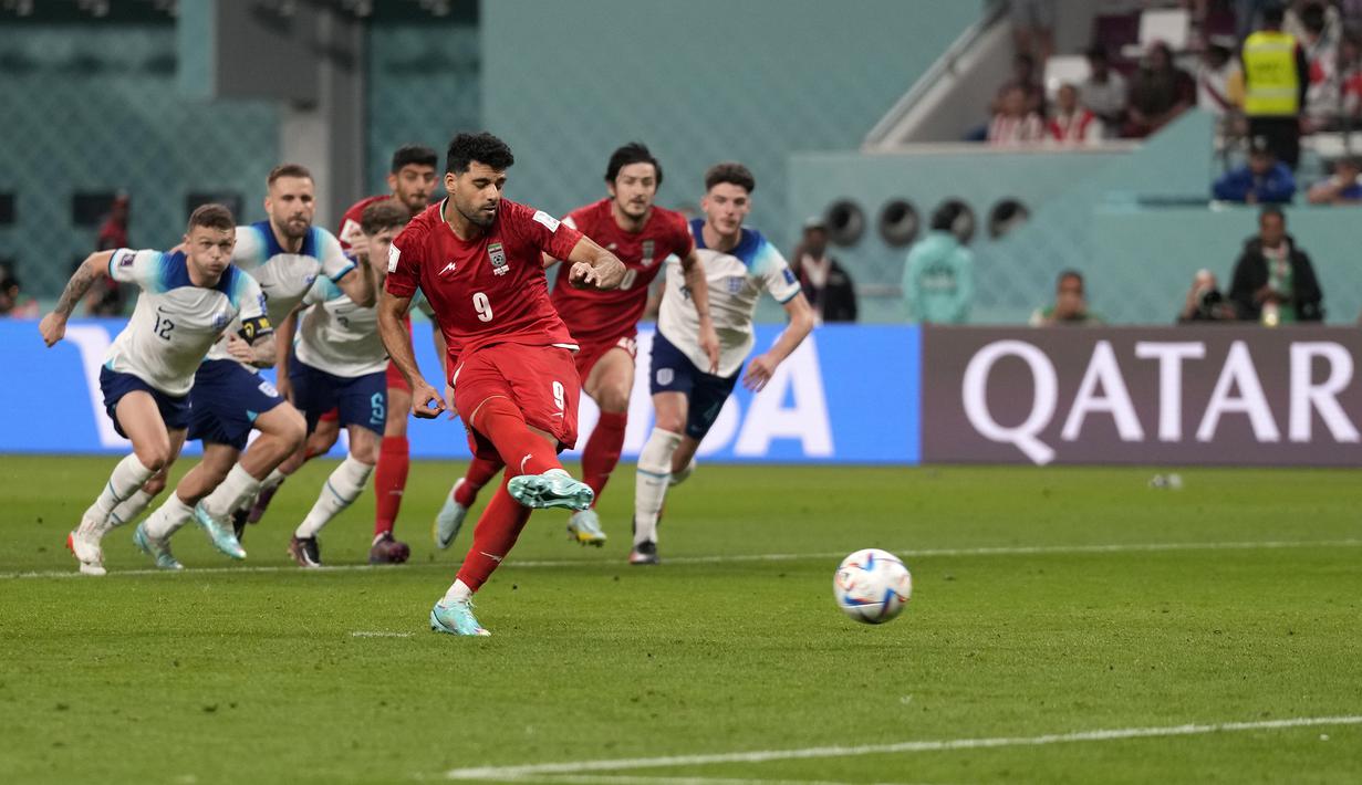 Mehdi Taremi. Striker Timnas Iran berusia 30 tahun ini mencetak brace di Piala Dunia 2022 pada laga matchday pertama di Grup B menghadapi Inggris (20/11/2022). Pada laga yang dimenangi Inggris 6-2 tersebut, Mehdi Taremi mencetak dua golnya pada menit ke-65 dan injury time babak kedua. Gol keduanya tersebut dicetaknya melalui eksekusi penalti saat laga memasuki menit ke-13 di masa injury time. Sementara pada matchday kedua menghadapi Wales (25/11/2022) saat Iran menang 2-0, ia sukses menyumbang 1 assist. (AP/Frank Augstein)