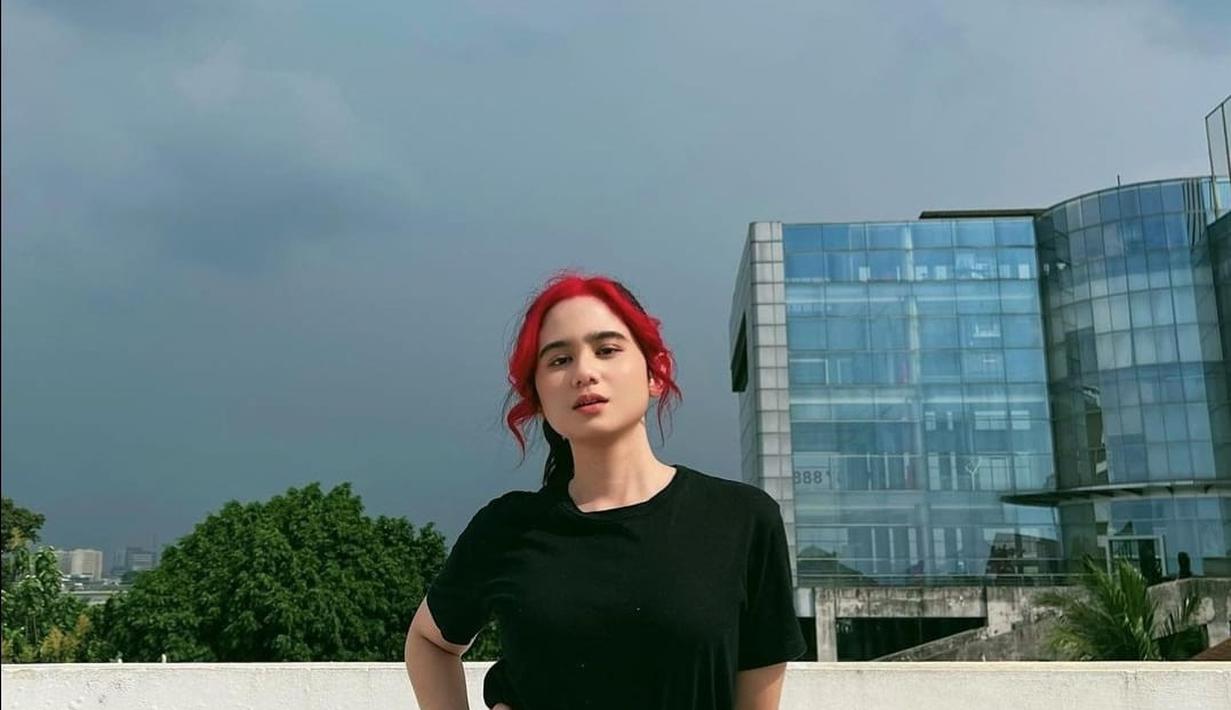 Rambut Tissa Biani hanya diwarnai pada bagian depan, sedangkan di belakangnya masih berwarna hitam. Terlebih Tissa Biani menggunakan warna merah terang yang membuat kontras penampilannya makin terlihat jika mengenakan pakaian warna hitam. (Liputan6/com/IG/tissabiani).