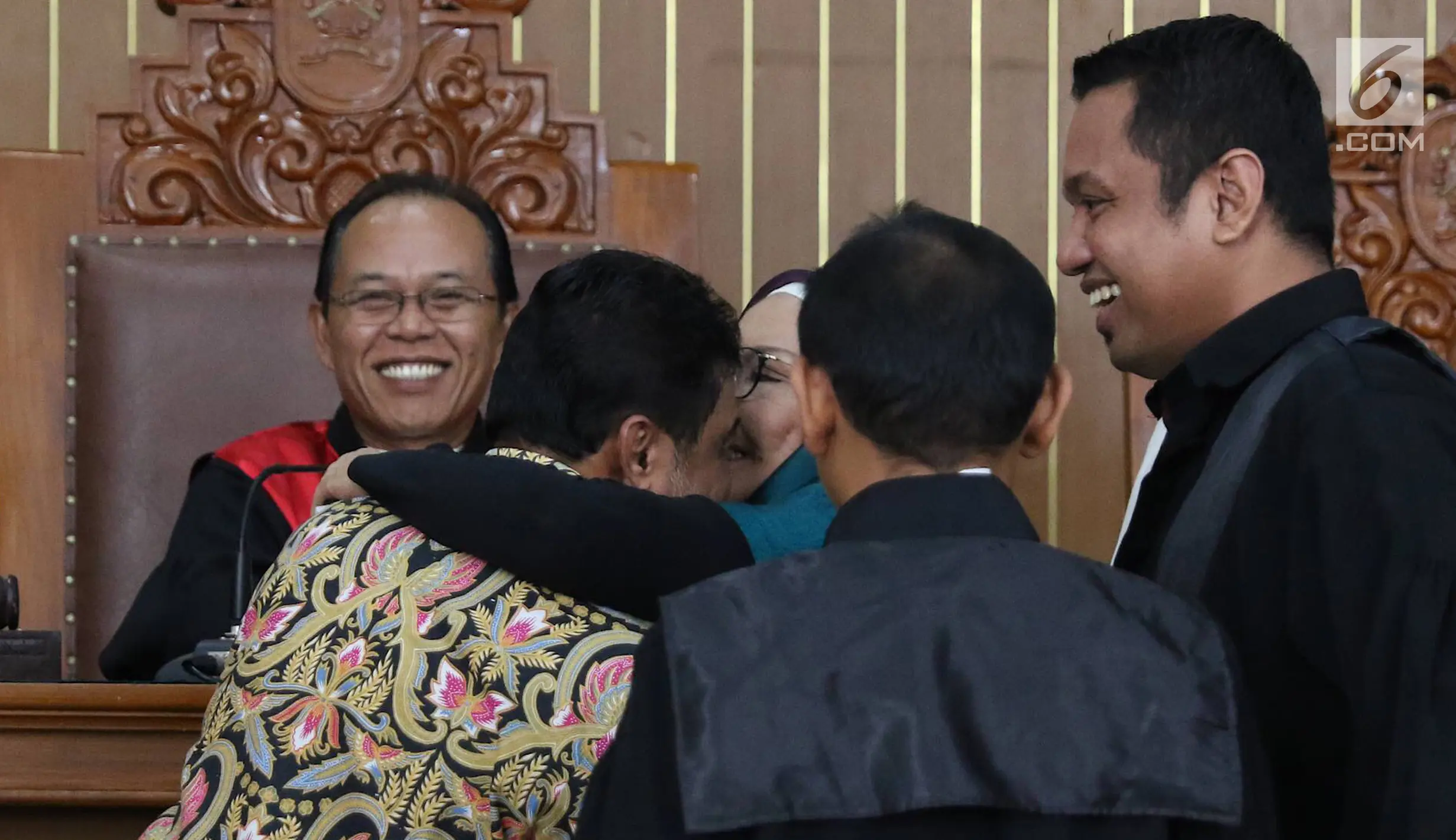 FOTO: Ratna Sarumpaet Cipika Cipiki dengan Presiden KSPI di Sidang ...