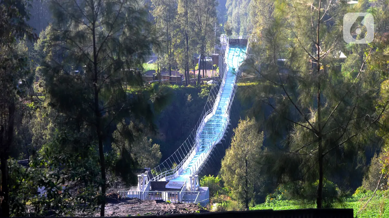 Memantau Progres Pembangunan Jembatan Kaca Bromo