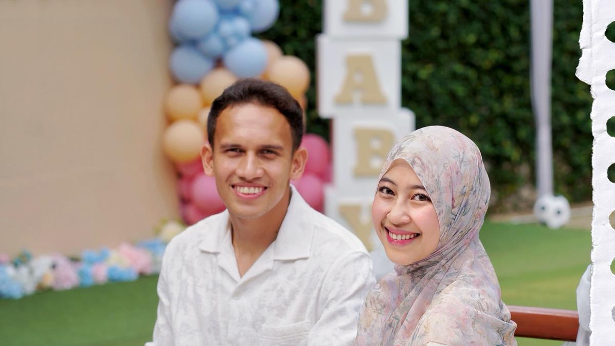 Bakal Punya Anak Perempuan, Adiba Khanza Tampil Menawan Berbalut Setelan Cream yang Kalem nan Sopan di Momen Gender Reveal