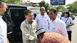 Mantan Wakil Presiden Jusuf Kalla atau JK menyalami warga saat tiba di kampung halamannya, Makassar, Sulawesi Selatan, Sabtu (26/10/2019). Ratusan orang bersuka ciata atas kedatangan JK di kampung halamannya. (Liputan6.com/HO/Tim JK)