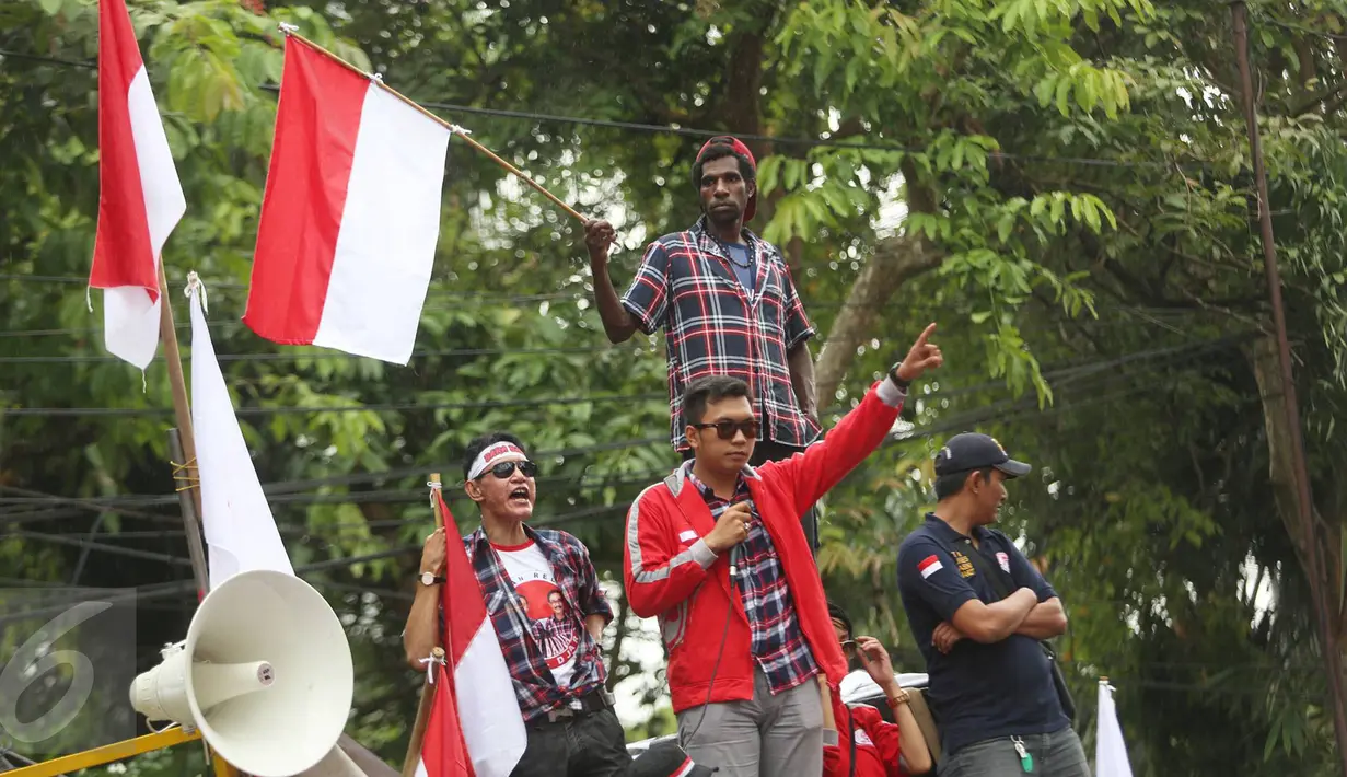 Massa pendukung Basuki Tjahaja Purnama (Ahok) meneriakkan yel sambil berjoget dari atas mobil komando saat berlangsungnya sidang kasus dugaan penistaan agama di depan Gedung Kementan, Jakarta, Selasa (31/1). (Liputan6.com/Immanuel Antonius)