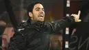 Manajer Arsenal, Mikel Arteta, memberikan instruksi saat melawan Bournemouth pada laga Premier League di Stadion Vitality, Bournemouth, Kamis (26/12). Kedua klub bermain imbang 1-1. (AFP/Glyn Kirk)