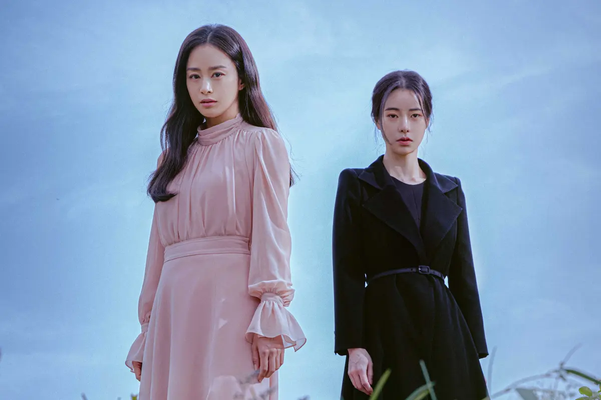 Poster serial thriller "Lies Hidden in My Garden" yang dibintangi Kim tae Hee dan Lim Ji Yeon. (Foto: Prime Video)