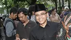 Bupati Banyuwangi Abdullah Azwar Anas tersenyum saat tiba di kediaman Megawati di kawasan Menteng, Jakarta, Sabtu (14/10). PDI Perjuangan melakukan pertemuan tertutup membahas Pilkada Jawa Timur 2018. (Liputan6.com/Herman Zakharia)