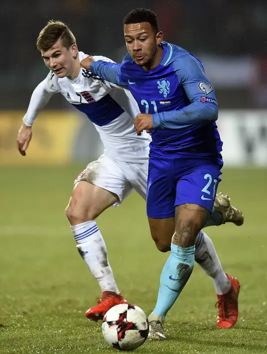 Dalam laga ini Memphis Depay baru bermain pada babak kedua usai menggantikan posisi Wesley Sneijder. (AFP/John Thys)
