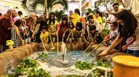 Sejumlah anak-anak asyik memancing ikan di kolam ikan Nestle Dancow di Mal Taman Anggrek, Jakarta (02/04). Kegiatan yang mengusung Nestle Dancow Excelnutri+ Explore The World mengajak anak-anak untuk menjelajah dunia. (Liputan6.com/Fery Pradolo)