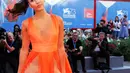 Aktris Giulia Salemi saat menghadiri sesi pemotretan untuk televisi Mini seri "The Young Paus" di Festival Film Venice ke-73 di Venice, Italia pada 3 September 2016. (REUTERS / Alessandro Bianchi