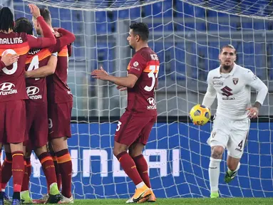 Pemain AS Roma merayakan gol yang dicetak Lyanco Vojnovic ke gawang Torino pada laga lanjutan Liga Italia di Stadion Olimpico, Jumat (18/12/2020) dini hari WIB. AS Roma menang 3-1 atas Torino. (AFP/Vincenzo Pinto)