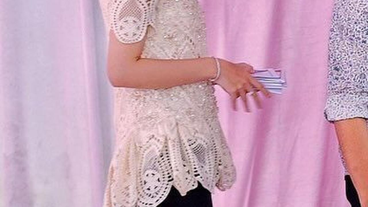Pada momen itu, Selvi Ananda terlihat cantik mengenakan baju krem yang dipadukan dengan celana panjang hitam.
