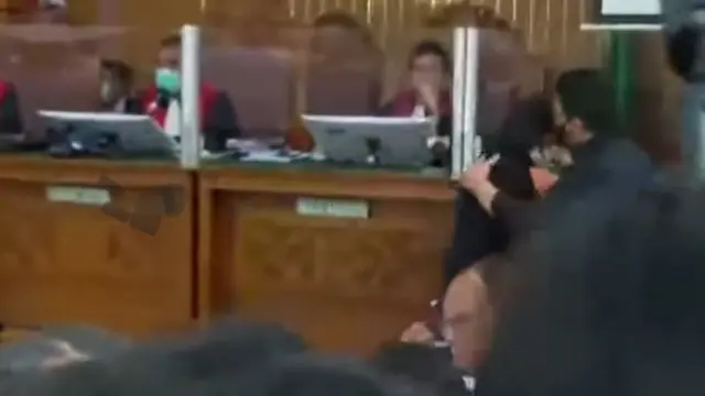 Terdakwa Ferdy Sambo dan Putri Candrawathi hadir dalam sidang dengan agenda pemeriksaan di Pengadilan Negeri Jakarta Selatan (PN Jaksel). Di Hadapan Majelis Hakim, keduanya sempat berpelukan.