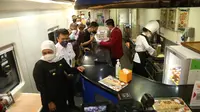 Gubernur Jatim Khofifah meninjau fasilitas kereta Surabaya. (Dian Kurniawan/Liputan6.com)