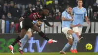 Penyerang AC Milan, Rafael Leao mencoba mencetak gol ke gawang Lazio selama pertandingan lanjutan Liga Serie A Italia di Stadion Olimpiade di Roma, Rabu (25/1/2023). Kekalahan membuat AC Milan tetap berada di peringkat kedua klasemen dengan 38 poin. (AP Photo/Gregorio Borgia)