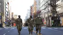 Pasukan Garda Nasional berjalan di sepanjang F Street NW di Washington, DC, Senin (18/1/2021). Menurut laporan, 25.000 tentara Garda Nasional akan menjaga kota tersebut sebagai persiapan untuk pelantikan Joe Biden sebagai Presiden ke-46 Amerika Serikat. (Michael M. Santiago/Getty Images/AFP)