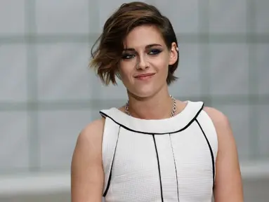 Kristen Stewart saat acara fashion show Chanel di Paris Fasion Week di Prancis, Selasa (27/1/2015). (AFP PHOTO/Francois GUILLOT)