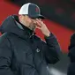 Pelatih Liverpool, Jurgen Klopp, memperhatikan pemainnya saat menghadapi Southampton pada laga lanjutan Liga Inggris, Selasa (5/1/2021). Liverpool takluk 0-1 menghadapi Southampton. (AFP/Adam Davy/pool)