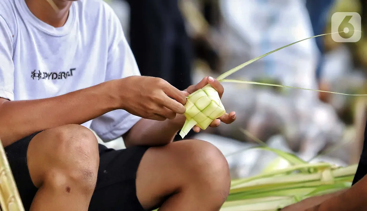 Kulit-kulit ketupat tersebut ada yang dibawa dari Serang, Banten. (Liputan6.com/Angga Yuniar)