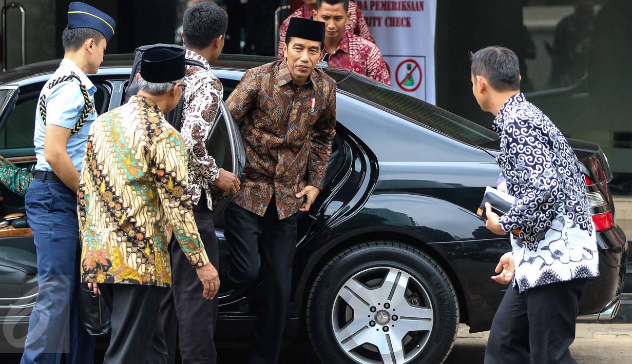 Presiden Joko Widodo tiba di Kantor Pimpinan Pusat Muhammadiyah, Jakarta, Selasa (8/11). Kunjungan Presiden Jokowi ke PP Muhammadiyah ini masih dalam rangka melakukan konsolidasi atau dialog dengan ormas Islam. (Liputan6.com/Faizal Fanani)