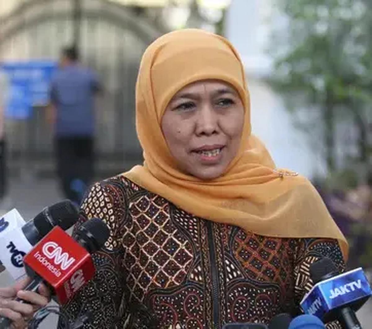 "Ayo, lebih baik makan bakso," jawab Khofifah kala itu.