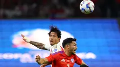 Penyerang Peru, Gianluca Lapadula (kiri) berebut bola dengan Gabriel Suazo (Chile) selama pertandingan sepak bola grup A Copa America 2024 di Stadion AT&T di Arlington, Texas pada 21 Juni 2024. (Aric Becker/AFP)