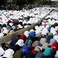 Massa aksi damai 4 November melaksanakan salat Jumat di Jalan Ir. H. Juanda dekat Masjid Istqlal, Jakarta, Jumat (4/11). (Liputan6.com/Gempur M. Surya)