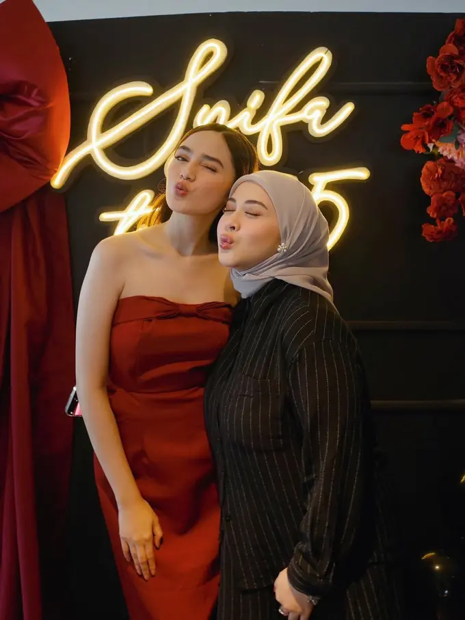 Pesona Lady in Red Syifa Hadju Rayakan Ulang Tahun ke-25, Tampil Mature