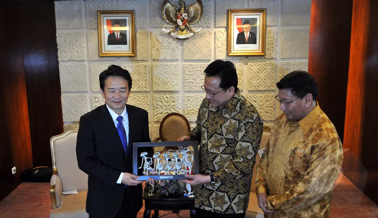 Ketua DPD RI Irman Gusman (tengah) memberikan cinderamata kepada Gubenur Gyeonggi Republik Korea YM.Mr Nam Kung Pil (kiri) dan rombongan di Ruang Delegasi, Komplek Parlemen Senayan, Jakarta, Senin (11/5/2015). (Liputan6.com/Andrian M Tunay)