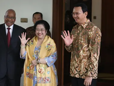 Presiden RI ke lima Megawati Soekarnoputri (tengah), Presiden Afrika Selatan Jacob Zuma (kiri), Cagub DKI Jakarta Basuki T Purnama menyapa awak media di kediamaan Megawati, Jakarta, Rabu (8/3). (Liputan6.com/Faizal Fanani)