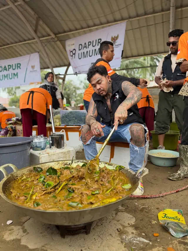 6 Potret King Abdi Bantu Masak di Dapur Umum Korban Banjir Aceh Tamiang