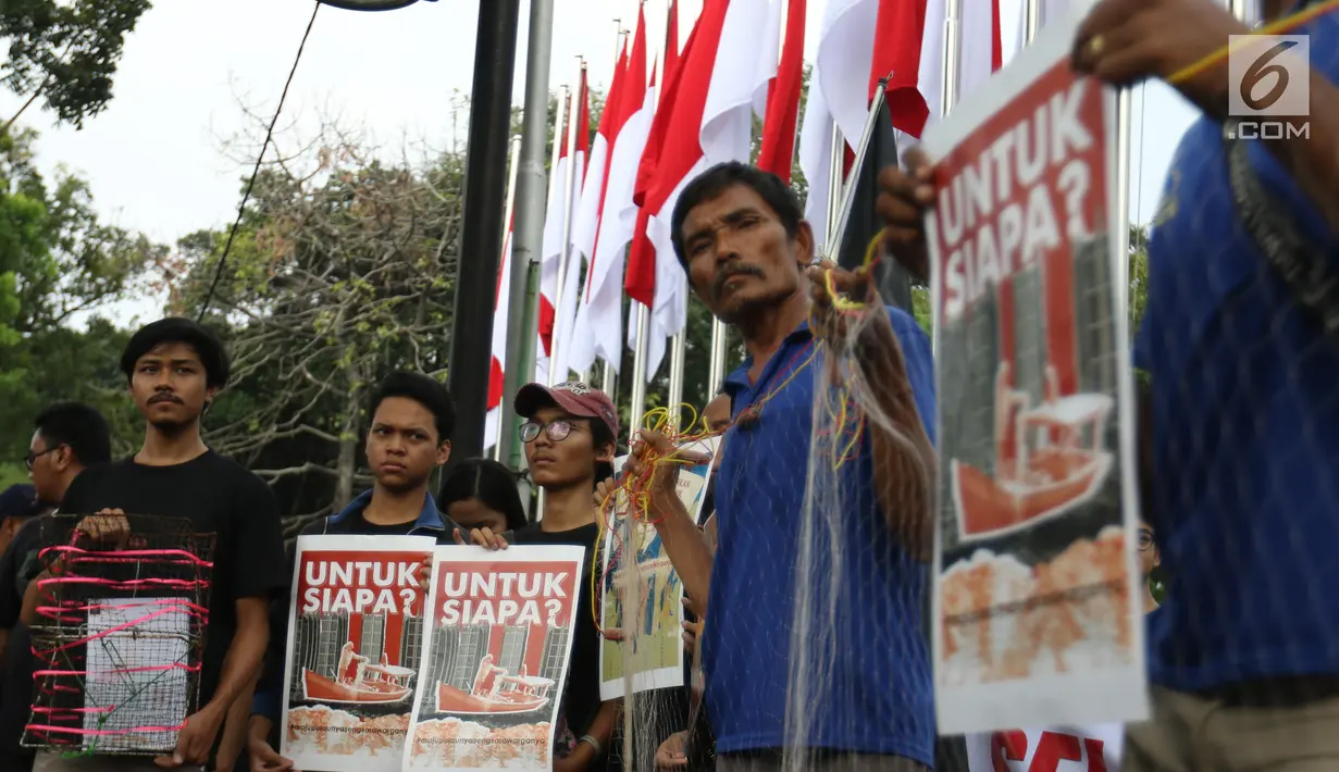 Massa yang tergabung dalam Koalisi Selamatkan Teluk Jakarta menggelar aksi jalan mundur menuju Balai Kota di Jakarta, Senin (24/6). Dalam aksinya mereka meminta kepada Gubernur DKI Jakarta untuk mencabut kembali keputusan penerbitan IMB di Pulau C dan D reklamasi Teluk Jakarta. (Liputan6.com/Angga Y