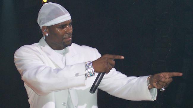 R. Kelly. (Sumber Wikimedia Commons)