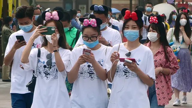 FOTO: Kembali Dibuka, Disneyland Shanghai Diserbu Wisatawan