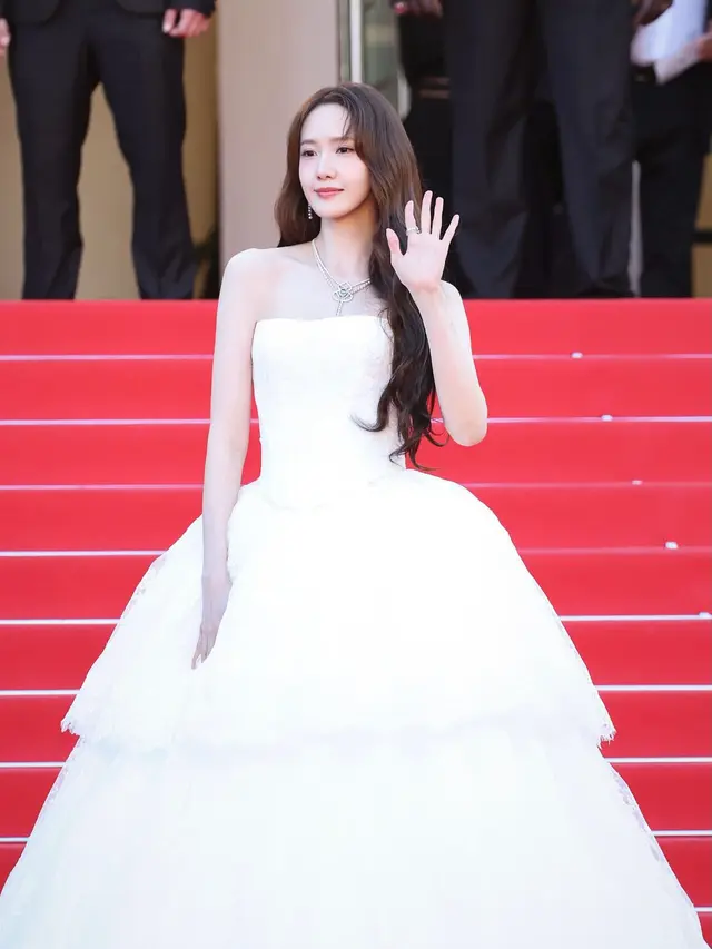 YoonA di Festival Film Cannes 2026 pakai gaun putih. Dok. Qeelin