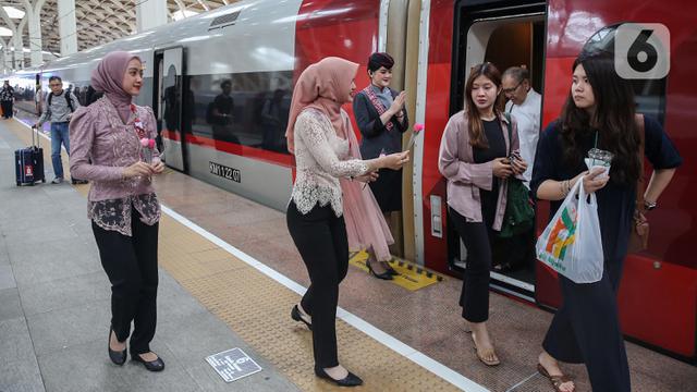 Peringati Hari Kartini, Petugas Whoosh Berkebaya Bagikan Bunga