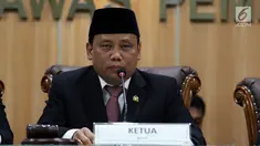 Ketua Bawaslu Abhan memimpin sidang Putusan Gugatan Oesman Sapta Odang terhadap KPU, Jakarta, Rabu (9/1). Bawaslu memutuskan OSO harus mundur sebagai pengurus Partai Hanura jika kembali lolos sebagai anggota DPD 2019-2024. (Liputan6.com/Johan Tallo)