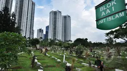 Suasana tempat pemakaman umum (TPU) Menteng Pulo, Jakarta, (15/3/2015). Rencananya, tahun ini ribuan makam di Jakarta akan ditata dengan cara plakatisasi guna penambahan ruang terbuka hijau (RTH) sebagai daerah resapan air. (Liputan6.com/Faizal Fanani)