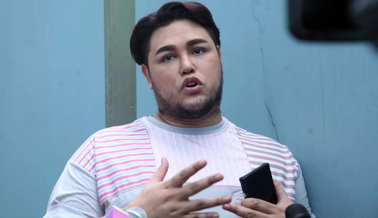 Selain menyabet mahkota Miss International, Kevin juga menyabet penghargaan dalam kategori Best Dreass. Gaun yang dikenakan dengan nama Thalasa rancangan Ivan itu digarap sekitar empat bulan. (Nurwahyunan/Bintang.com)