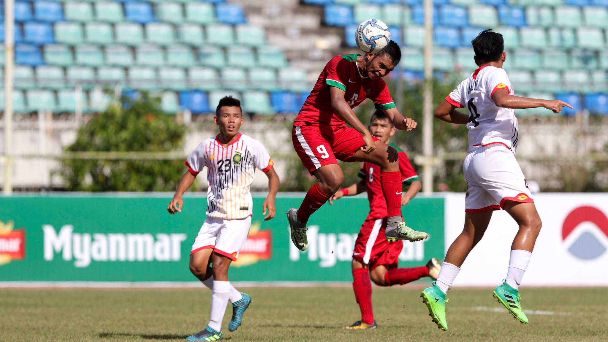 Striker Timnas Indonesia M Rafli melakukan sundulan ke gawang Brunei Darussalam dalam laga penyisihan Grup B Piala AFF U-18, pada Rabu (13/9/2017) sore. (Liputan6.com / Yoppy Renato)