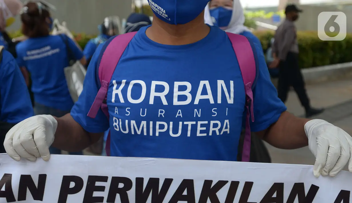 Nasabah Bumiputera melakukan aksi unjuk rasa Asuransi Jiwa Bersama (AJB) Bumiputera di depan kantor Wisma Bumiputera, Jakarta, Rabu (21/10/2020). Para korban gagal bayar AJB Bumiputera  menuntut kejelasan untuk polis dibayar. (merdeka.com/Imam Buhori)