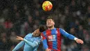 Pemain Manchester City, David Silva (kiri) berduel dengan pemain Crystal Palace,  Joel Ward pada lanjutan liga premier Inggris di Stadion Etihad, Manchester, Sabtu (16/1/2016). (AFP Photo/Paul Ellis)