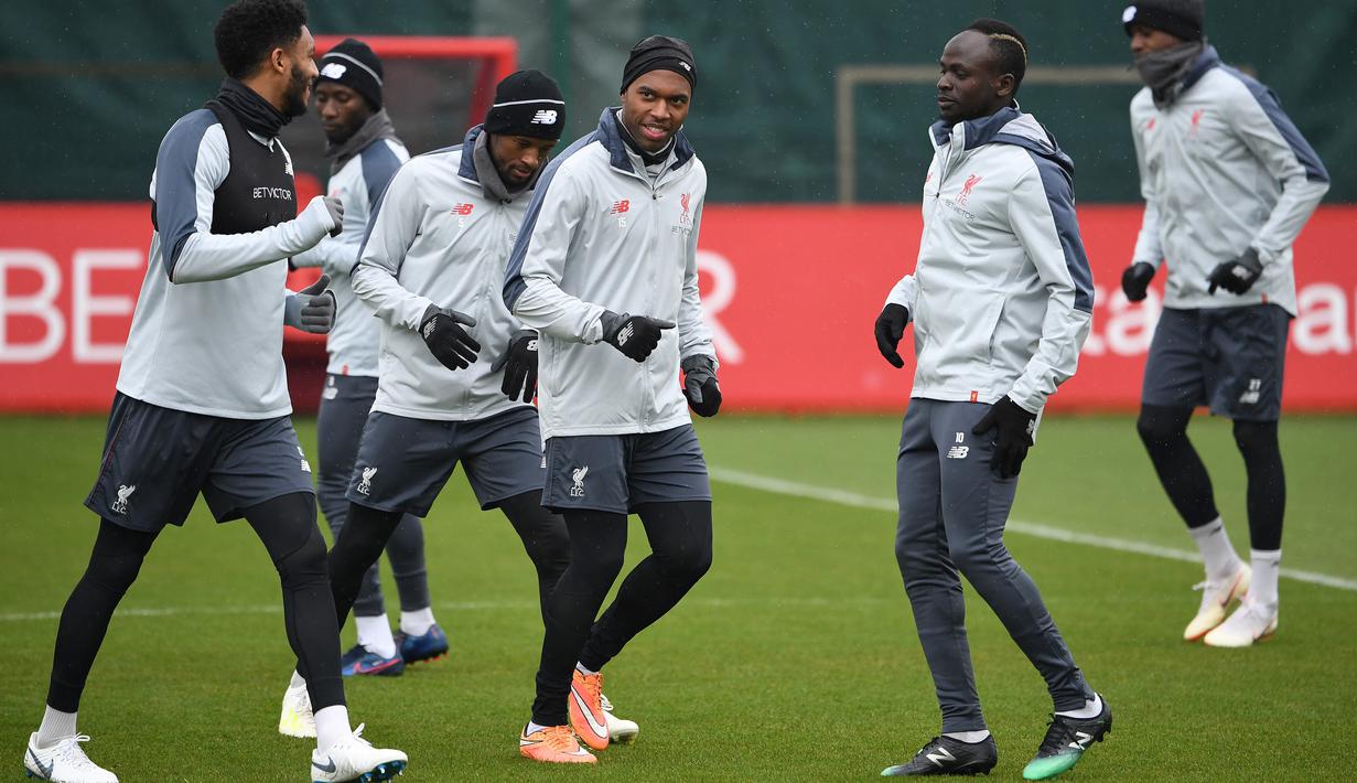 Para pemain Liverpool saat melakukan latihan jelang laga Liga Champions di Liverpool, Selasa (16/4). Liverpool akan berhadapan dengan FC Porto. (AFP/Paul Ellis)