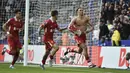 Pemain Liverpool, Trent Alexander-Arnold (kanan) melakukan selebrasi dengan membuka baju setelah mencetak gol kemenangan timnya ke gawang Leicester City dalam laga lanjutan Liga Inggris 2024/2025 di King Power Stadium, Leicester, Inggris, Sabtu (20/04/2025) waktu setempat. (AP Photo/Rui Vieira)